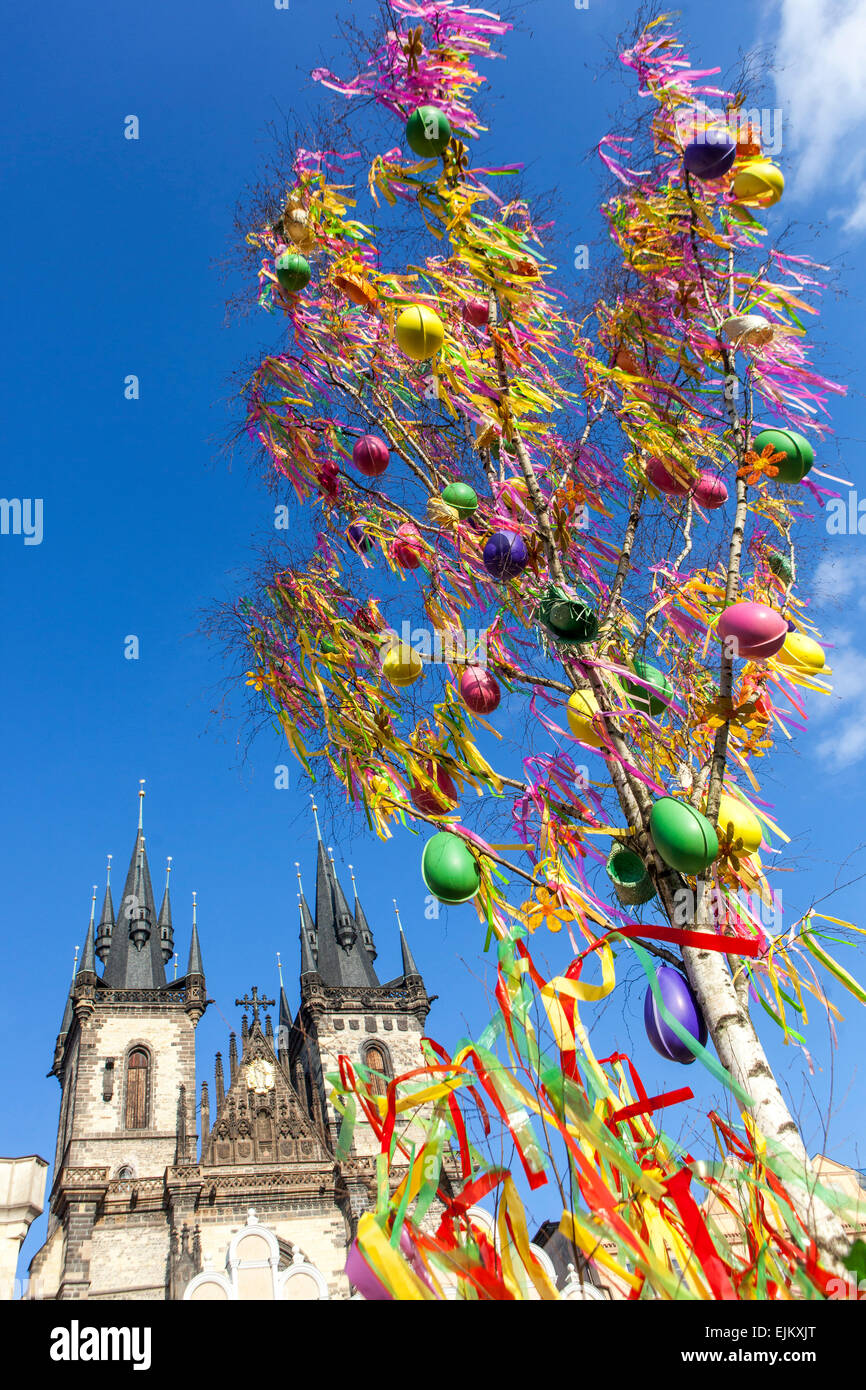 Un colorato albero decorato con le uova di Pasqua, le tradizioni, le vacanze, la Piazza della Città Vecchia di Praga Repubblica Ceca Foto Stock