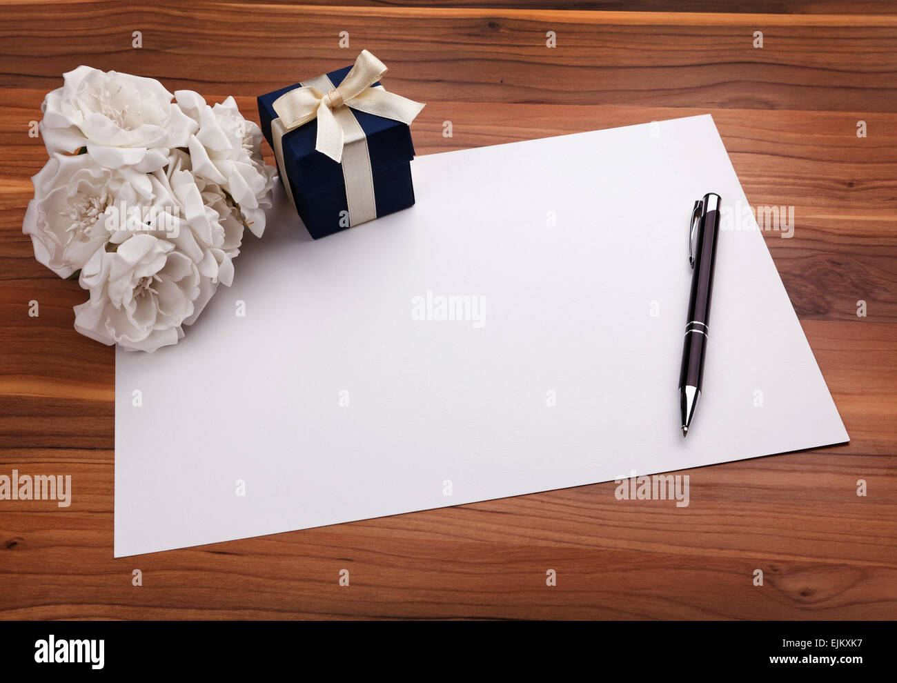 Scheda vuota con fiori e regali Foto Stock