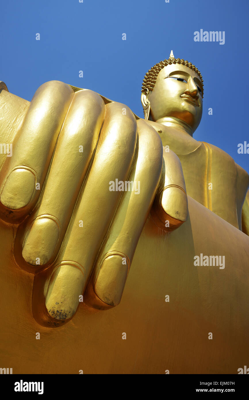 Dalla mano del buddha d'oro guardando sopra alla faccia del buddha. Foto Stock