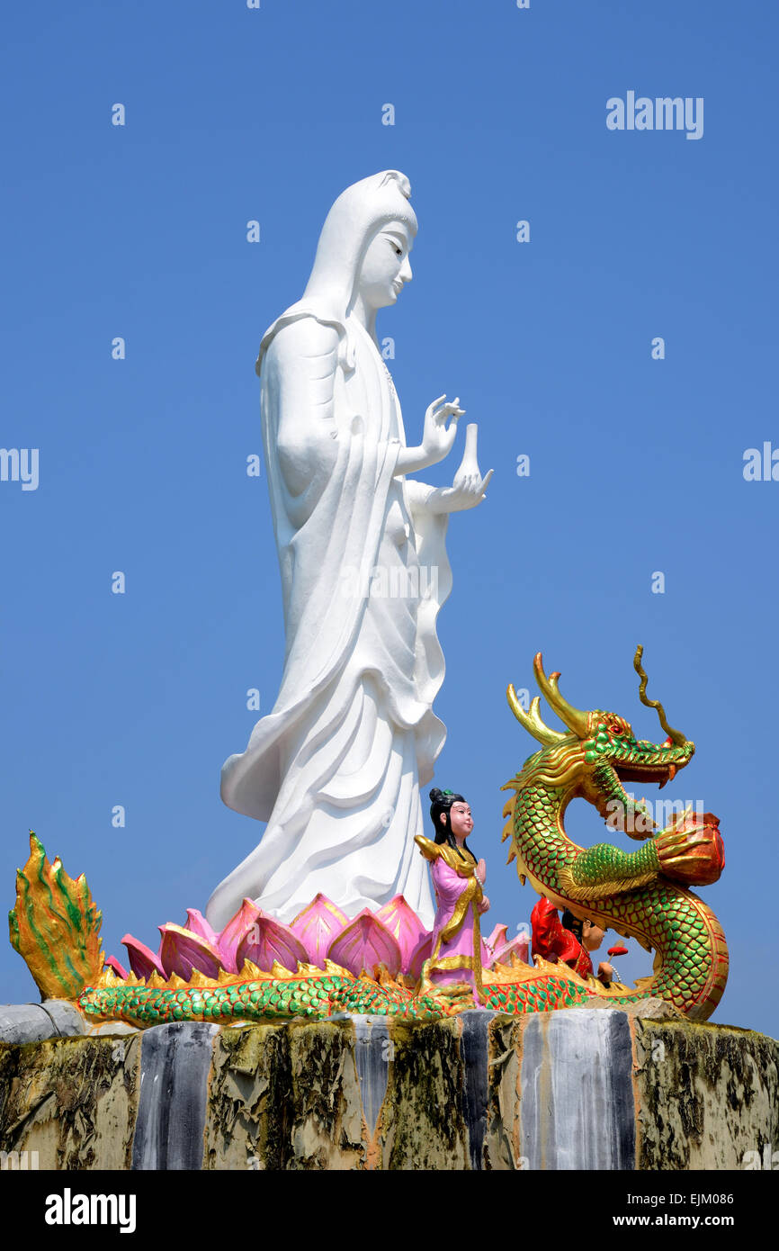 White Guanyin stand sul cielo blu sullo sfondo. Foto Stock