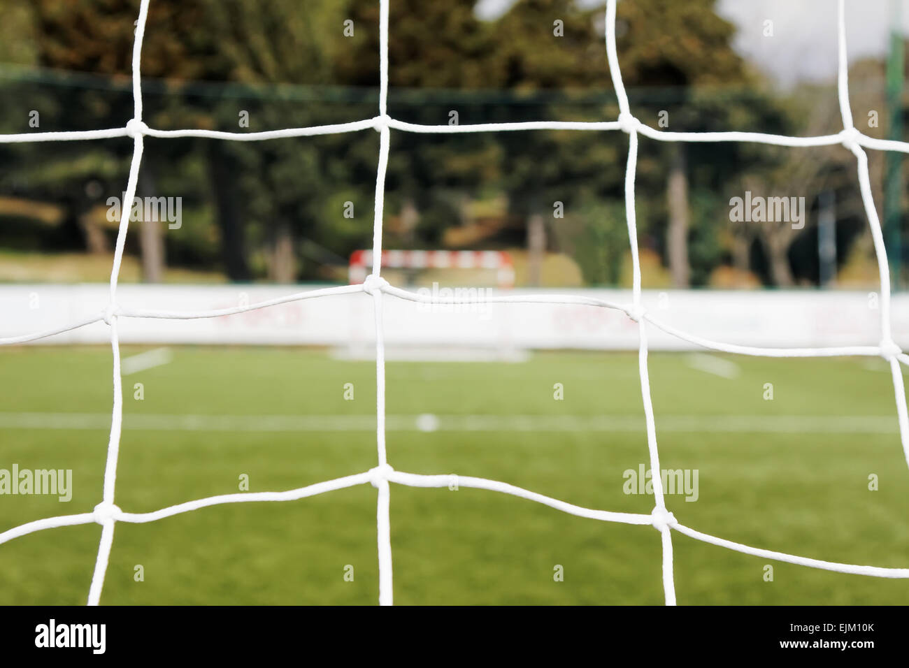 Vista dal soccer net e sfocata gol contro Foto Stock