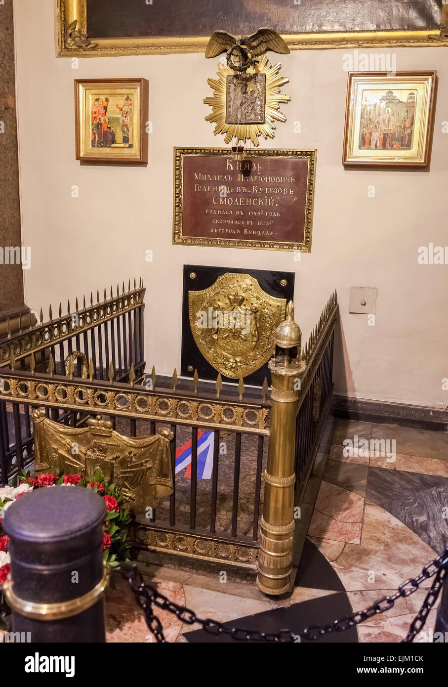 ST. PETERSBURG, Russia - Agosto 9, 2014: la tomba del maresciallo di campo Mikhail Kutuzòv nella Cattedrale di Kazan Foto Stock