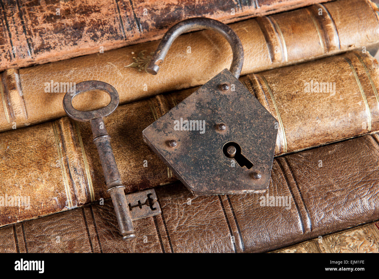Aprire il lucchetto e chiave arrugginito giacente su libri antichi Foto  stock - Alamy