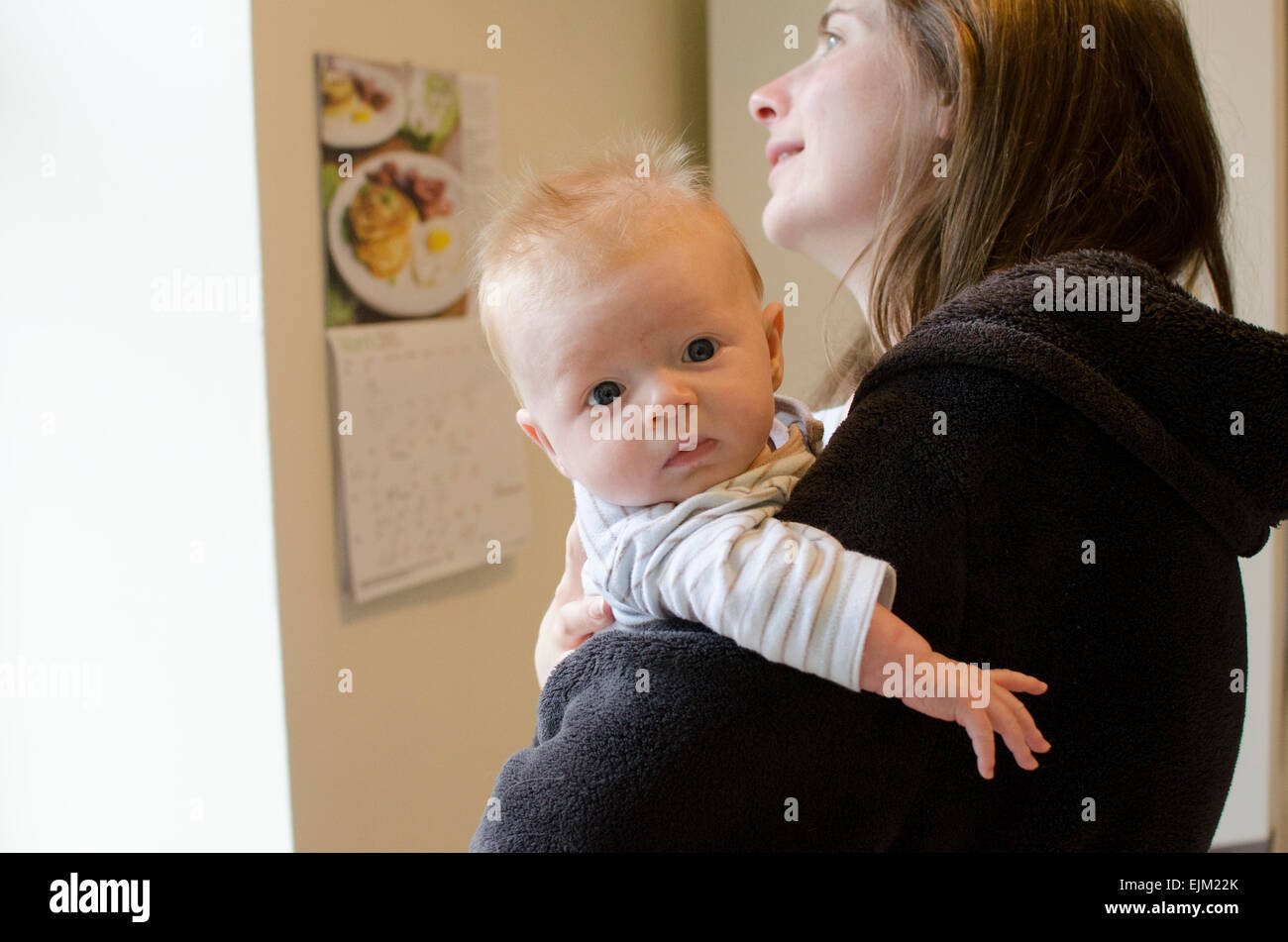 A 14 settimane di età bambino con sua madre stanchi. Foto Stock