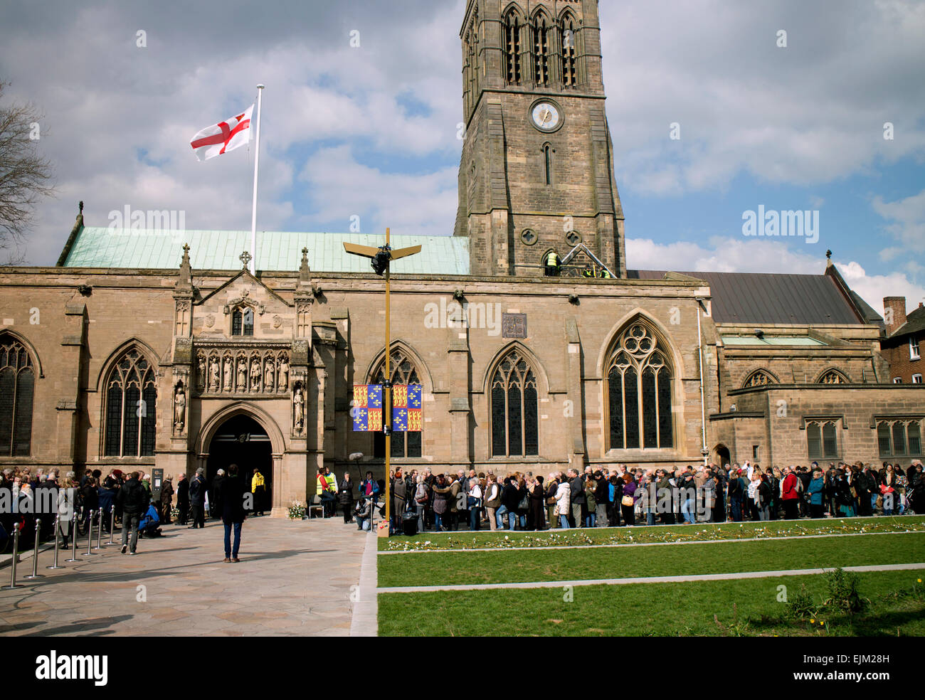 La gente in coda al di fuori del Leicester cattedrale durante il Richard III settimana reburial, Leicestershire, Regno Unito Foto Stock