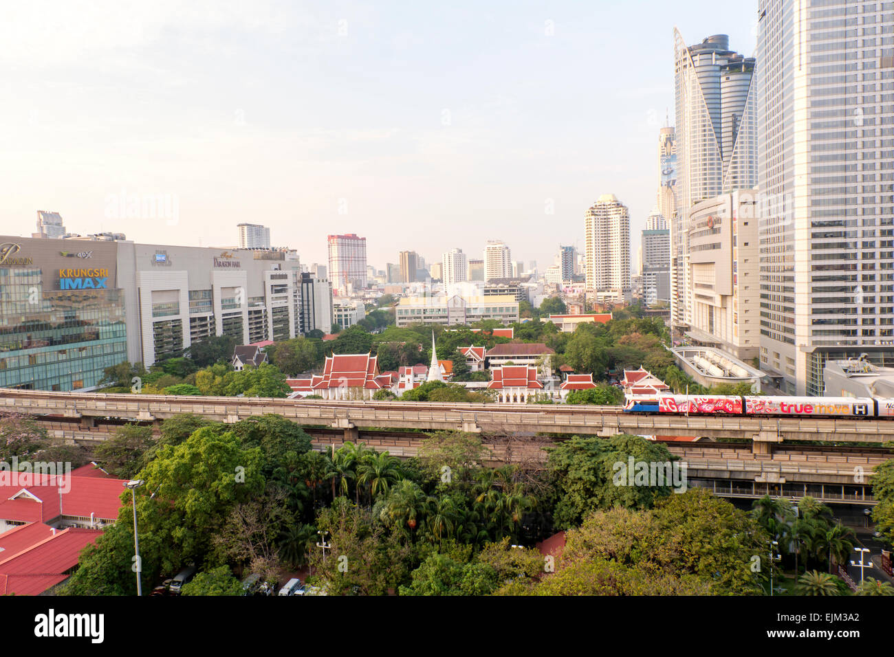 BANGKOK, Tailandia-febbraio 17:Bangkok Mass Transit System (BTS) passare il tempio Pathumwanaram al siam nella giornata di sole il 17 febbraio Foto Stock