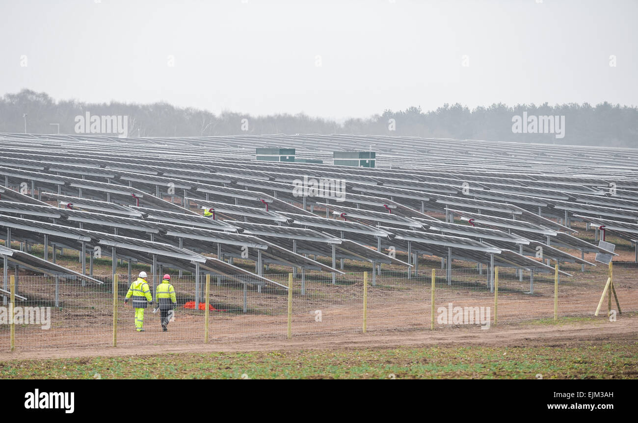 L'installazione di P.V. pannelli solari in una fattoria solare sul Welbeck station wagon, Meden Vale, Nottinghamshire. Foto Stock