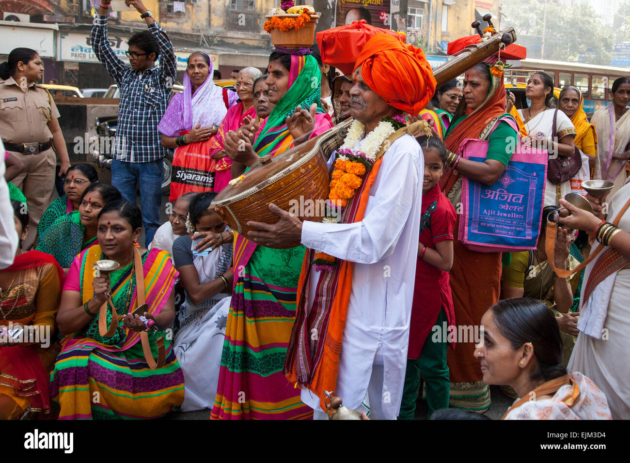 Un musicista indiano che suona il liuto a un gruppo di donne di Mumbai, India Foto Stock