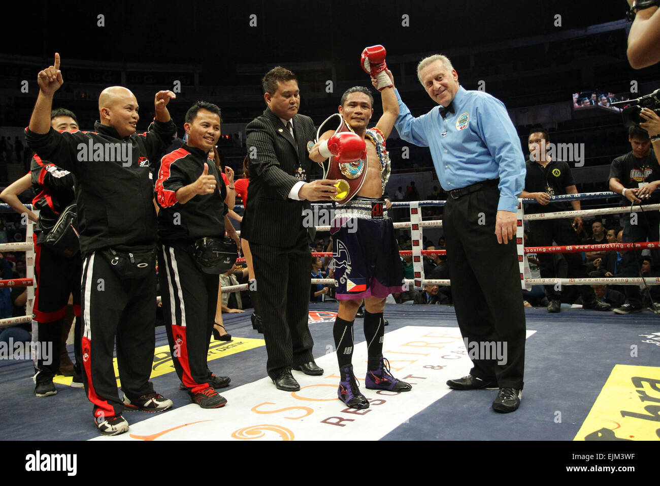 Manila, Filippine. 28 Mar, 2015. Donnie Nietes delle Filippine celebra dopo la sconfitta di Gilberto Parra del Messico nel loro mondo WBO Jr. campionato bout all'ARANETA COLISEUM di sabato. © Mark Cristino/Pacific Press/Alamy Live News Foto Stock