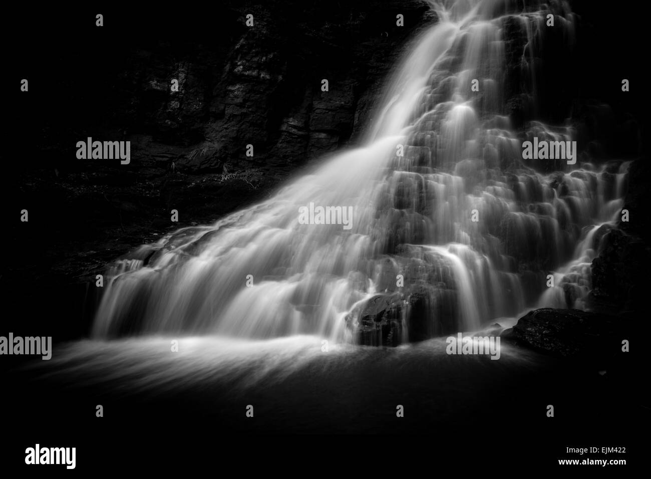 Una lunga esposizione di Hareshaw Linn cascata in Bellingham rendendo l'acqua bella e liscia Foto Stock