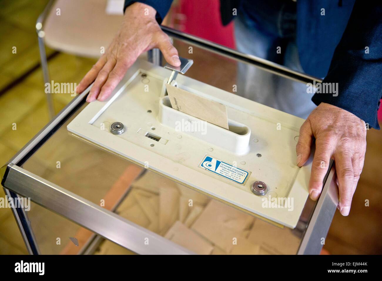 Seyne Les Alpes, Francia. 29 Mar, 2015. Un elettore mette un turno nel ricorso alle urne per il secondo turno delle elezioni cantonali in corrispondenza di una stazione di polling in Seyne Les Alpes, Francia, 29 marzo 2015. Vicino al 12 per cento degli elettori esprimano il loro voto da 10AM. Circa 42 milioni di elettori decidere sulla composizione dei parlamenti per unità amministrativa. Foto: DANIEL KARMANN/dpa/Alamy Live News Foto Stock