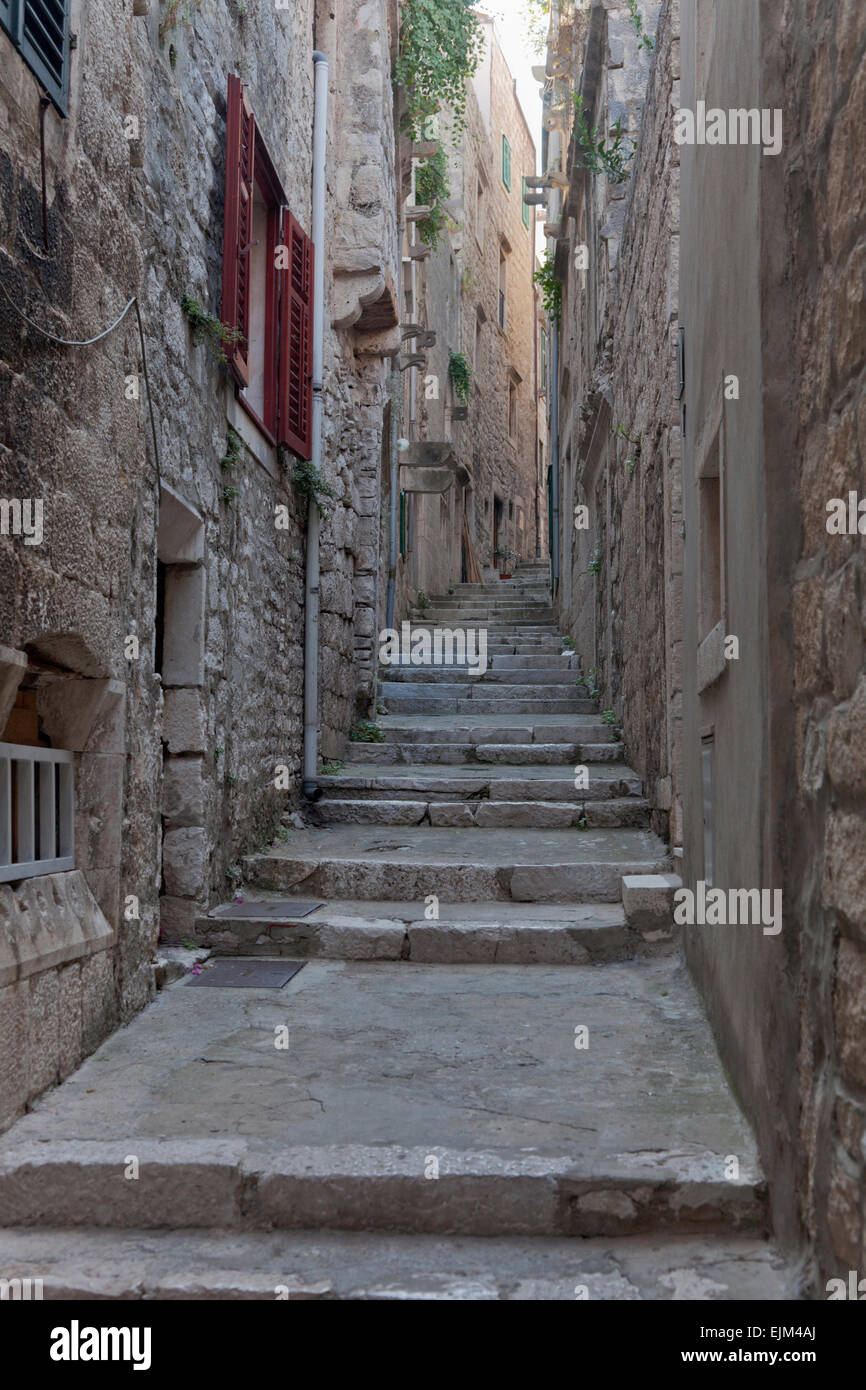 Passaggi e vicolo medievale tra case in pietra che conduce fino alla piazza del Duomo, korcula croazia Foto Stock