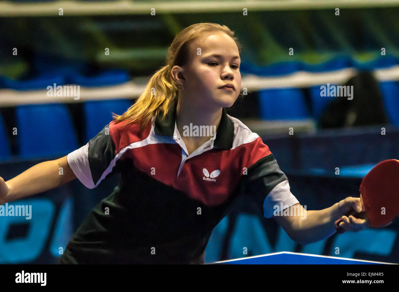 ORENBURG, regione di Orenburg, Russia - 5 February 2015: Ragazza giocando a ping-pong al torneo gli atleti più forti della Russia 'TOP - 12' nel tennis da tavolo Foto Stock