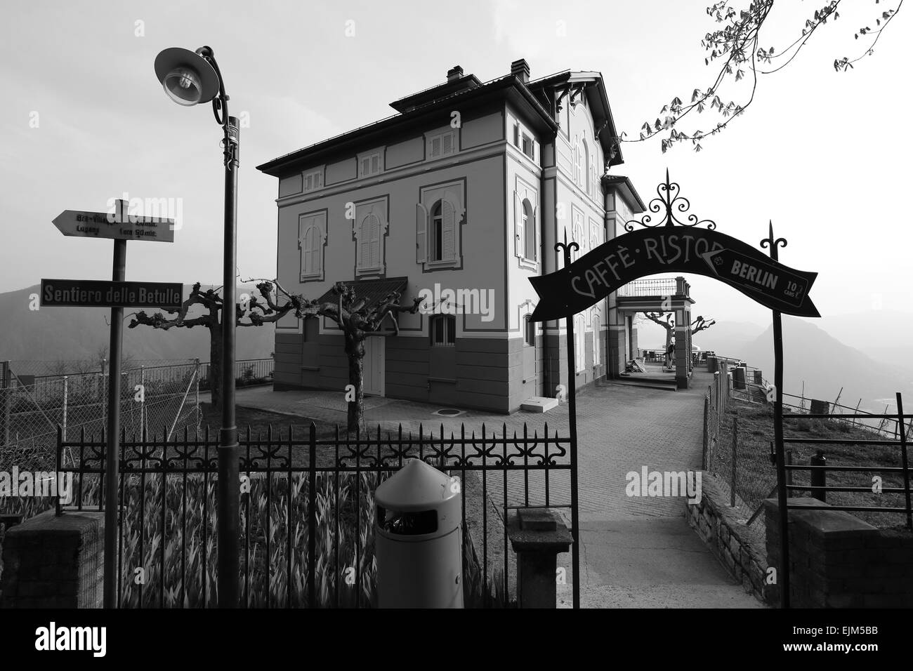 Nero e bianco edificio a Lugano Foto Stock