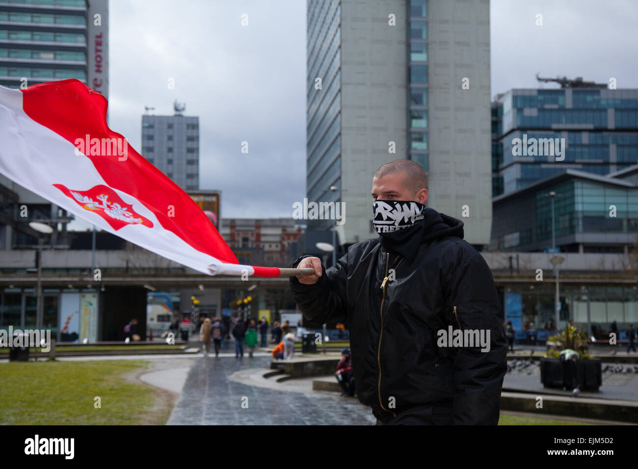 Manchester, Regno Unito 28 marzo, 2015. Combinato di fronte nazionale e orgoglio bianco Demo in Piccadilly. Arresto realizzato come estrema destra 'White Pride' gruppo raccolto in Manchester alla fase di dimostrazione. Una cinquantina di membri del gruppo sventolate le bandiere e hanno marciato attraverso Piccadilly Gardens. Con anti-fascista gli attivisti staging un contatore di polizia di dimostrazione la linea che separa i due lati. Greater Manchester Police detti due arresti sono stati eseguiti uno per una violazione della pace. Il secondo si è svolto anche su un ordine pubblico reato. Credito: Mar fotografico/Alamy Live News Foto Stock