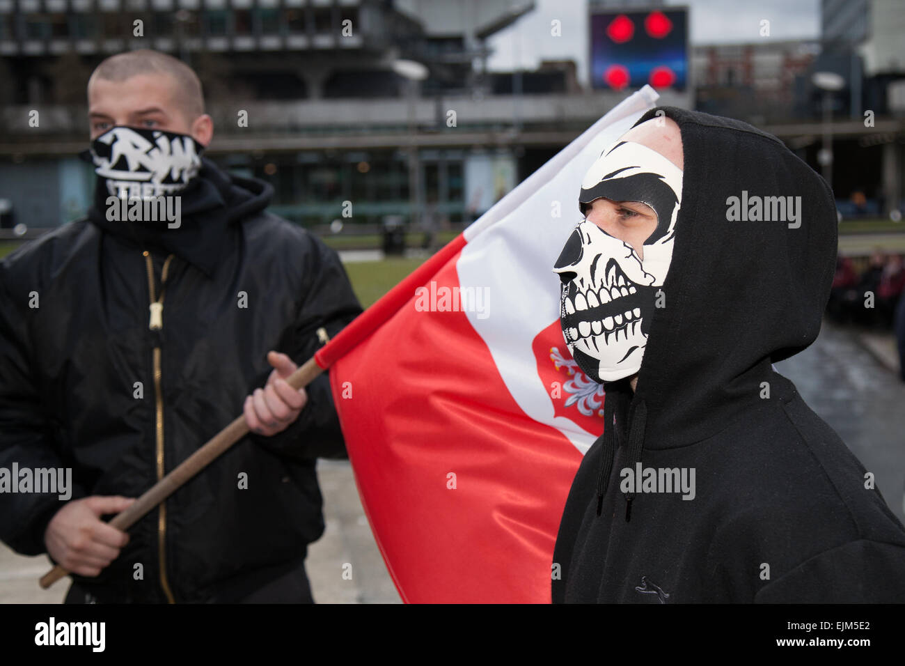 Manchester, Regno Unito, marzo 2015. Dimostrazione combinata del fronte Nazionale e dell'orgoglio bianco a Piccadilly. Gli arresti effettuati all'estrema destra del gruppo "White Pride" si riunirono per organizzare una dimostrazione. Circa 50 membri del gruppo sventolarono bandiere e marciarono attraverso i Piccadilly Gardens. Con gli attivisti antifascisti che organizzano una linea di polizia contro-dimostrazione che separa le due parti. La polizia di Greater Manchester ha detto che sono stati effettuati due arresti, uno per violazione della pace. Il secondo è stato anche trattenuto per un reato di ordine pubblico. Foto Stock