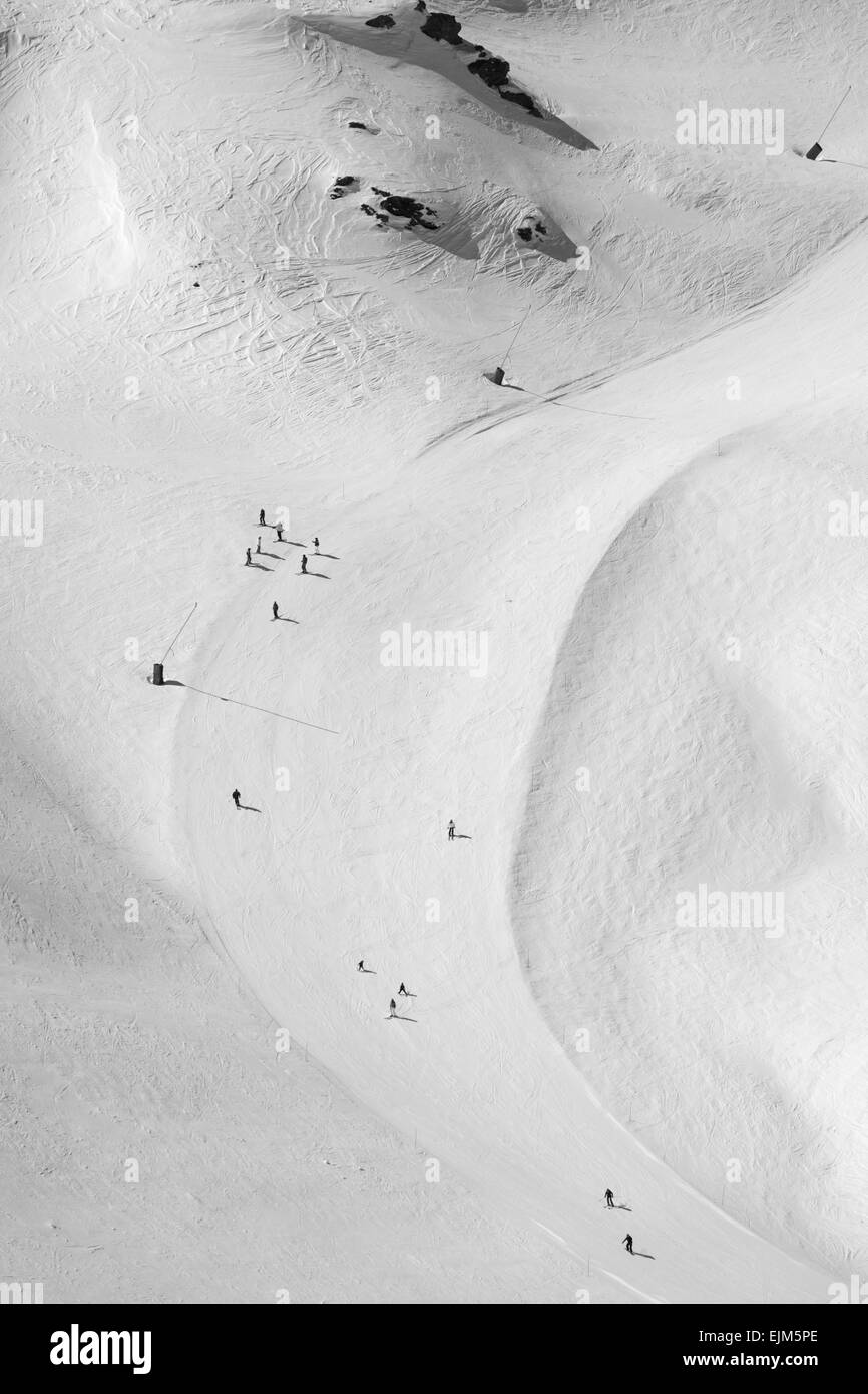 Gli sciatori voce giù per la pista Foto Stock