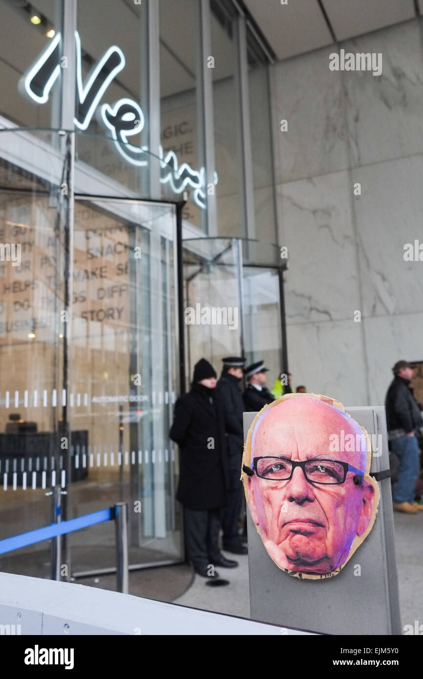 News HQ,Mini Shard, Londra, Regno Unito. Il 29 marzo 2015. Anti Rupert Murdoch manifestanti fuori la notizia HQ staging 'una settimana di azione contro il miliardario di proprietà di supporto aziendale e la sua corruzione della nostra democrazia'. Credito: Matteo Chattle/Alamy Live News Foto Stock