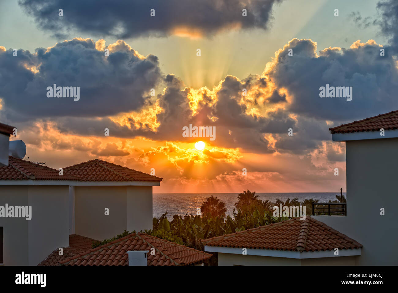 Tramonto con raggi solari su Luxurious holiday beach Ville in affitto sulla costa di Cipro Foto Stock