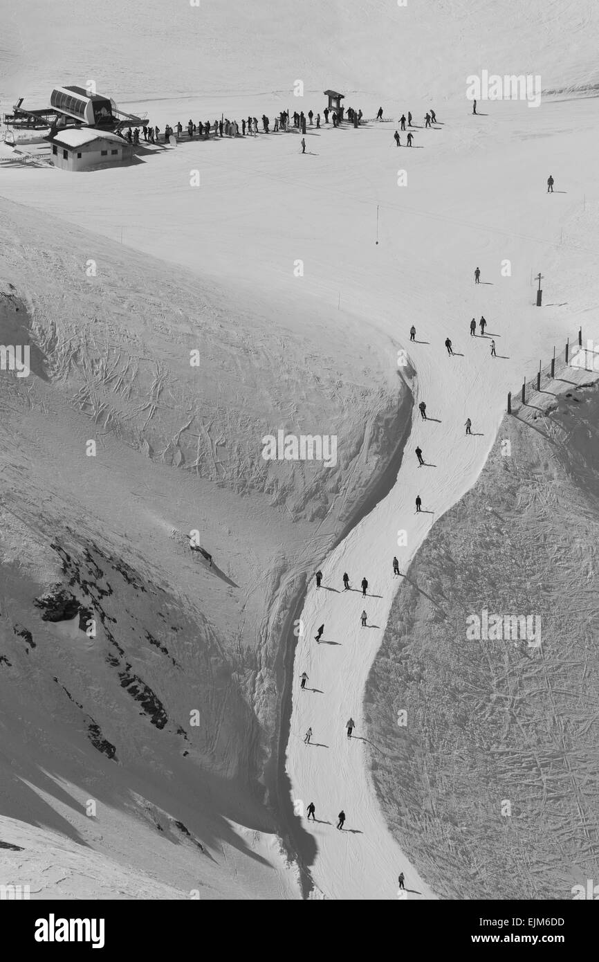 Gli sciatori voce giù per la pista Foto Stock