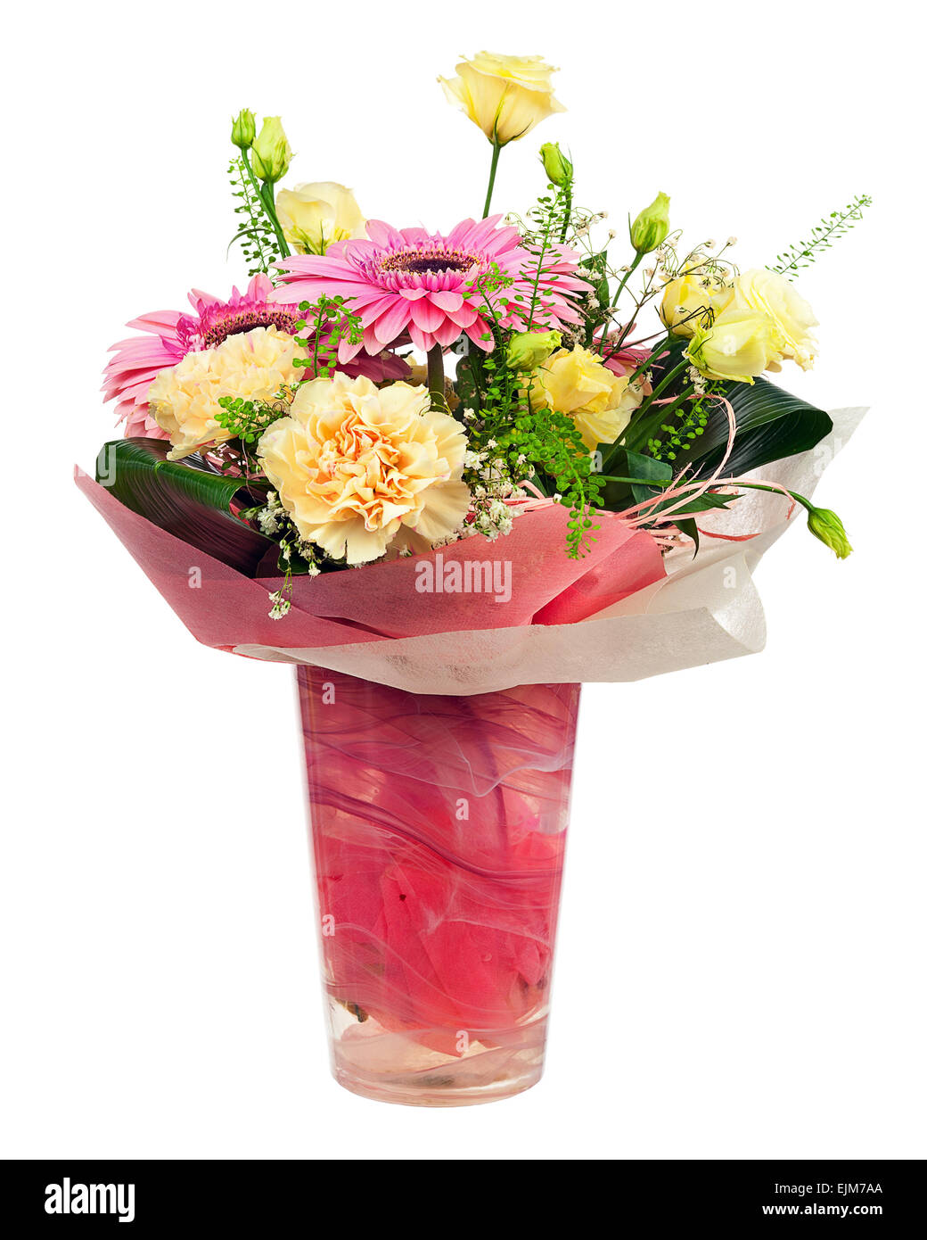 Bouquet di gerbera, garofani e altri fiori nel pacchetto rosso isolato su sfondo bianco. Foto Stock