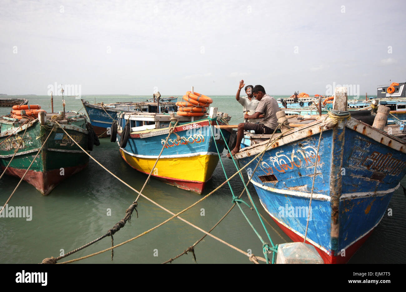 Barche dipinte a mano al molo sull'isola di Nainativu, penisola di Jaffna, Sri Lanka Foto Stock