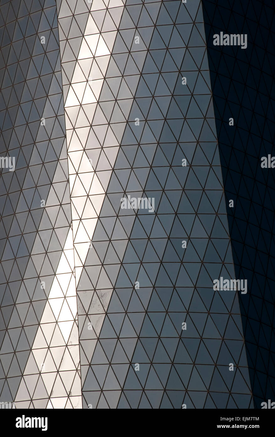 Un close-up di facciata in vetro del al-Bidda grattacielo, situato sul lungomare Corniche a Doha, in Qatar. Foto Stock