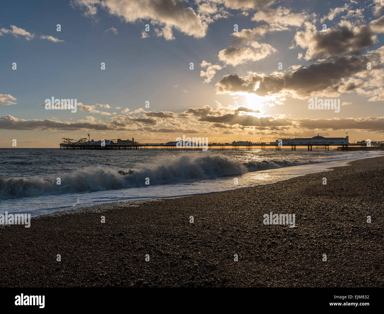La molla tramonto sul molo di Brighton Foto Stock