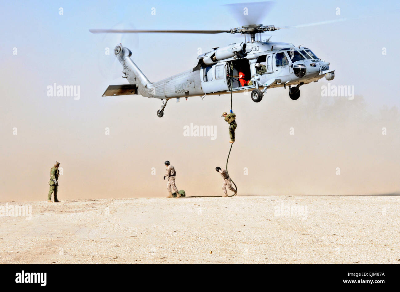 US Navy SEAL i membri del team di l'eliminazione degli ordigni esplosivi unità mobile 8 fast-corda verso il basso un UH-60 Blackhawk elicottero durante la formazione presso la stazione navale di Rota Marzo 6, 2015 in Rota, Spagna. Foto Stock