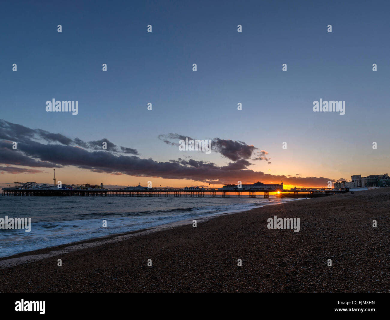 La molla tramonto sul molo di Brighton Foto Stock