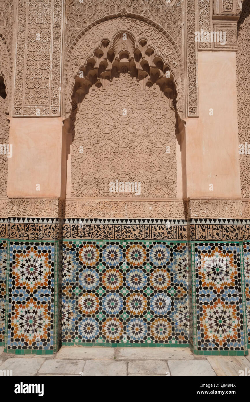 Arcata ornata in medersa Ben Youssef, Marrakech, Marocco, Africa del Nord. Foto Stock