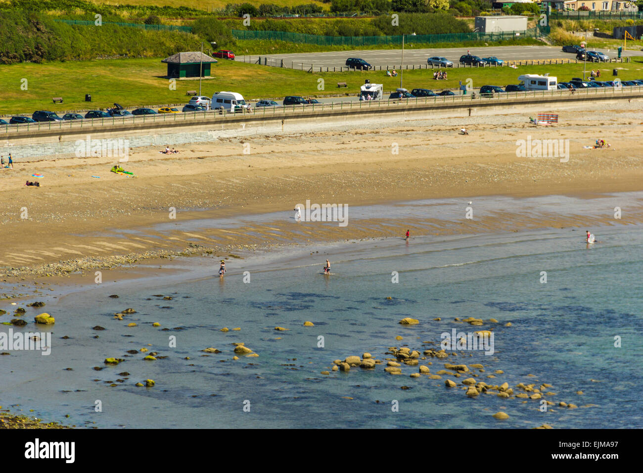 Vista da sopra sulla gente sulla spiaggia a est a Criccieth, il Galles del Nord. Foto Stock