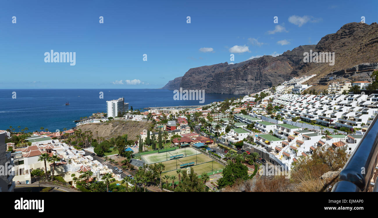 Pomeriggio Vista panoramica di Los Gigantes, Gigantes scogliere e oceano dal punto di vista sulla Quinta Avenue Centanario, isola di Tenerife C Foto Stock