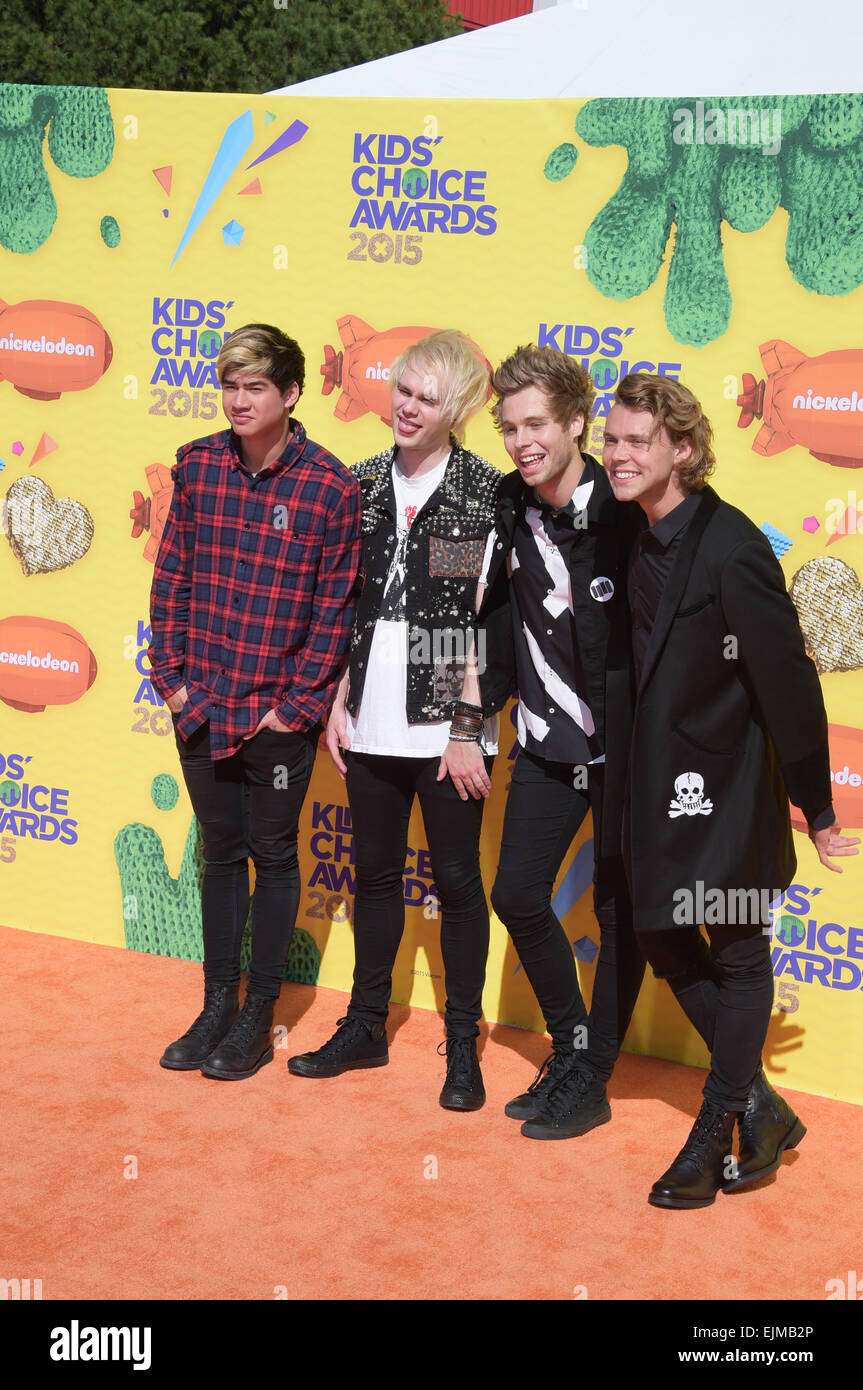 Musicisti di Calum cofano (l-r), Michael Clifford, Luca Hemmings e Ashton Irwin di 5 secondi di estate frequentano Nickeodeon's 28 bambini annuale' Choice Awards presso il Forum di Los Angeles, Stati Uniti d'America, il 28 marzo 2015. Foto: Hubert Boesl - nessun filo SERVICE - Foto Stock