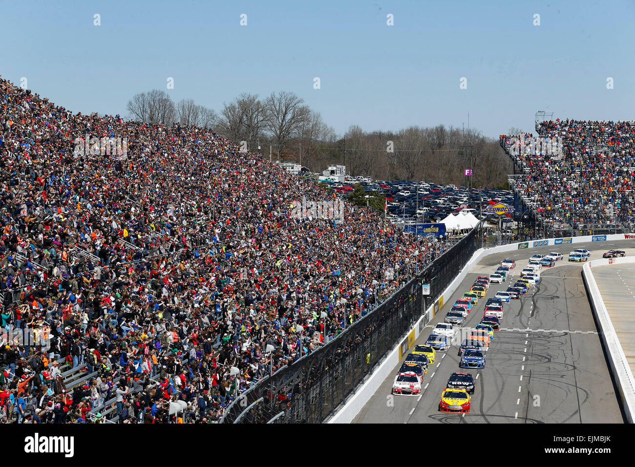 Ridgeway, VA, Stati Uniti d'America. 29 Mar, 2015. Ridgeway, VA - Mar 29, 2015: Joey Logano (22) e Ryan Newman (31) portano il campo per il STP 500 a Martinsville Speedway in Ridgeway, VA. Credito: csm/Alamy Live News Foto Stock