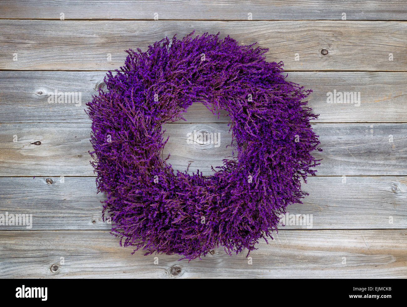 Vista dall'alto colpo angolato stagionale di corona fatta di lavanda su rustiche in legno di cedro schede madri. Foto Stock