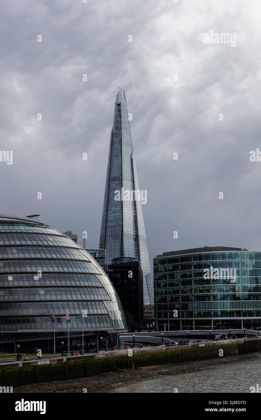 Il grattacielo Shard e il City Hall di Londra, England Regno Unito Regno Unito Foto Stock