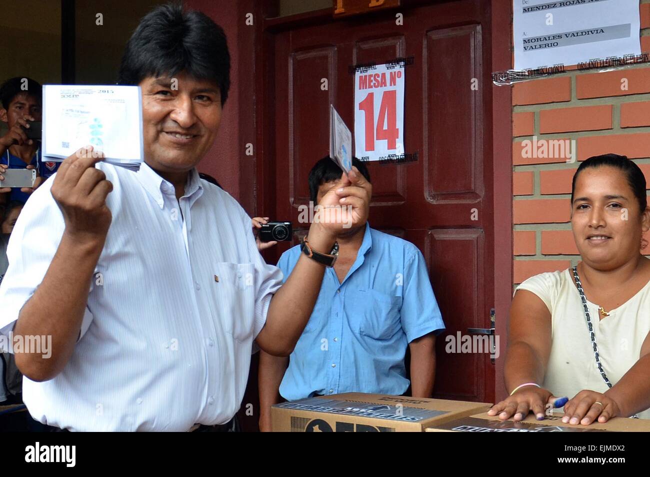 Cochabamba Bolivia. 29 Mar, 2015. Il presidente boliviano Evo Morales(L) mostra il suo voto durante il reparto e le elezioni municipali a Cochabamba, in Bolivia, il 29 marzo 2015. Il Tribunale Supremo Elettorale della Bolivia è cominciato domenica di reparto e di elezioni comunali, che sarà votato 4,975 autorità locali per un periodo di cinque anni. Credito: ABI/Xinhua/Alamy Live News Foto Stock