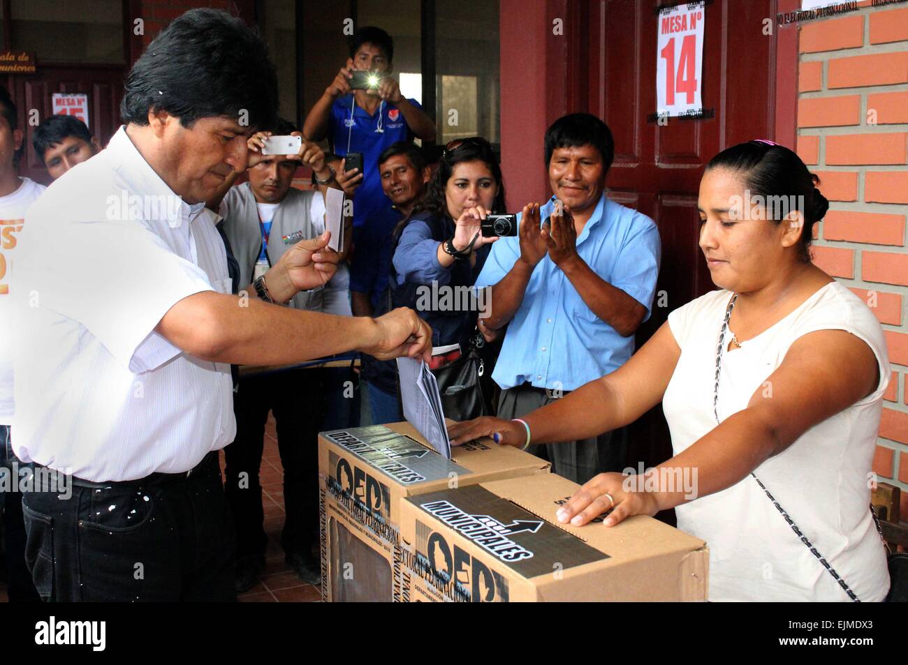 Cochabamba Bolivia. 29 Mar, 2015. Il presidente boliviano Evo Morales(L) getta il suo voto durante il reparto e le elezioni municipali a Cochabamba, in Bolivia, il 29 marzo 2015. Il Tribunale Supremo Elettorale della Bolivia è cominciato domenica di reparto e di elezioni comunali, che sarà votato 4,975 autorità locali per un periodo di cinque anni. Credito: ABI/Xinhua/Alamy Live News Foto Stock