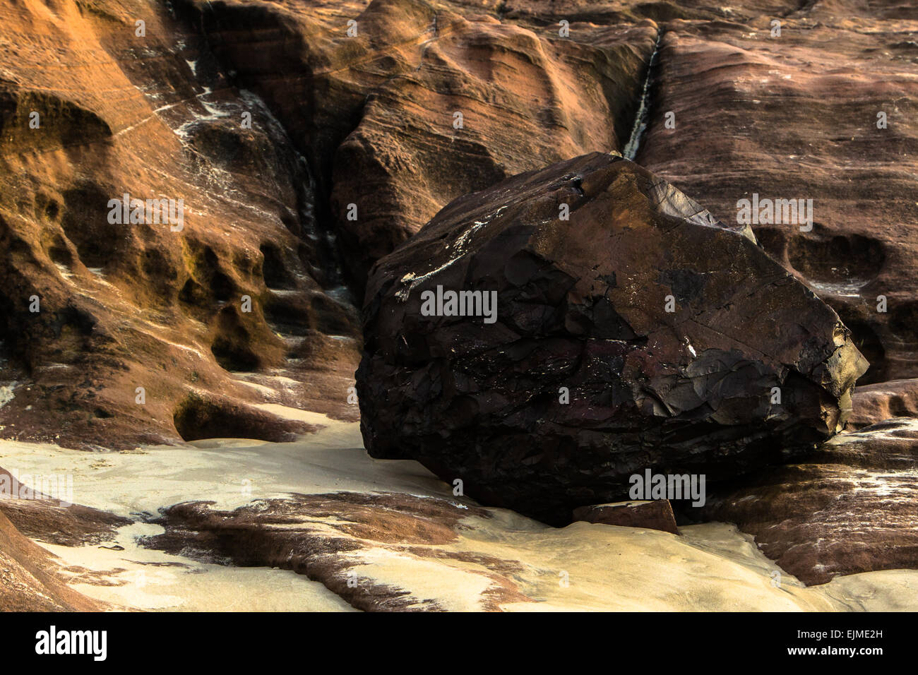 Abstract rock e la parete di roccia sulla tonalità di rosso e di sabbia sulla terra Foto Stock