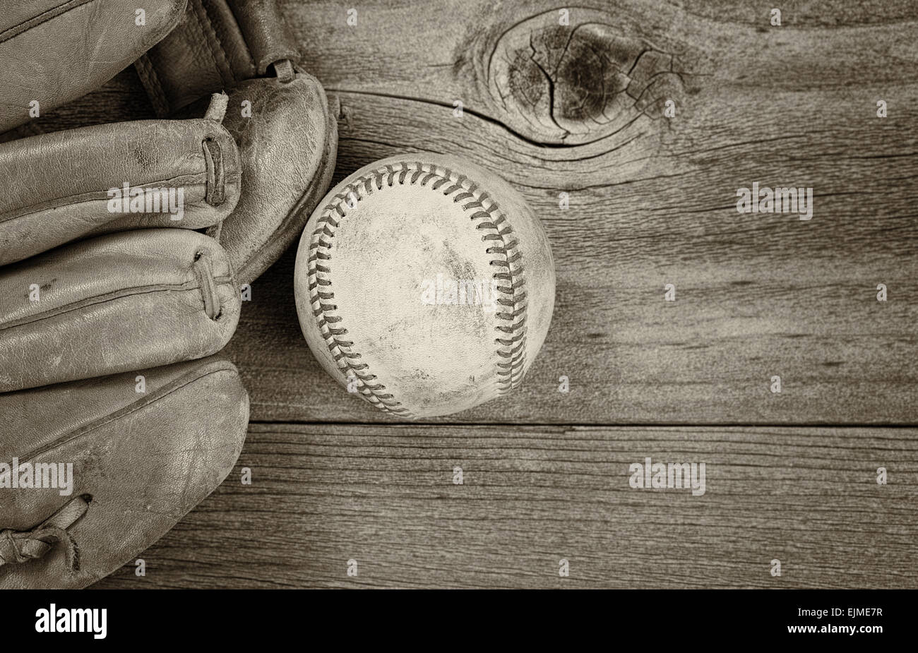 Vintage concetto di vecchio e di baseball mitt su legno rustico. Layout in formato orizzontale. Lieve vignette sul confine. Foto Stock