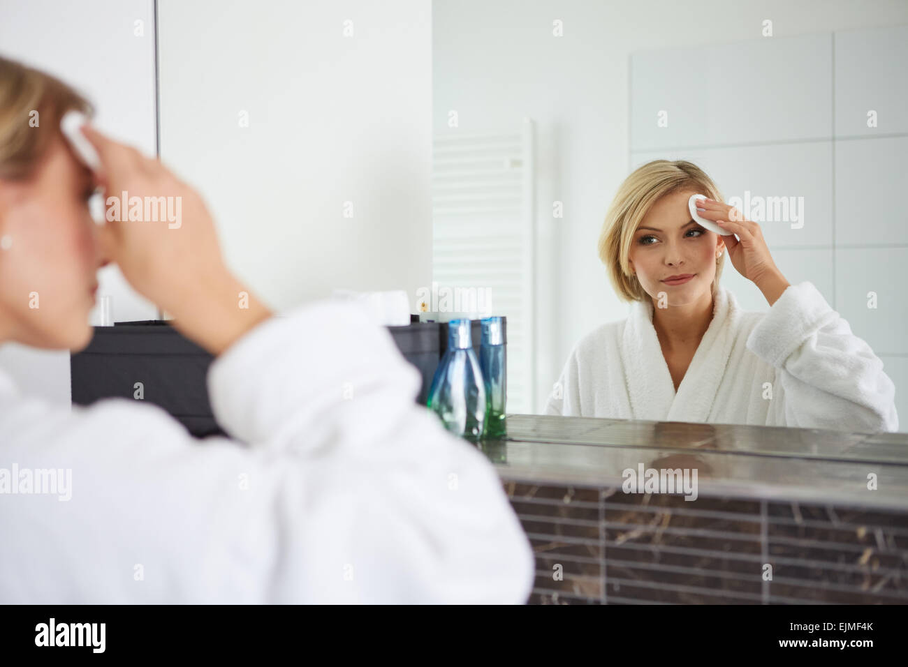 La donna la rimozione di trucco dal viso Foto Stock