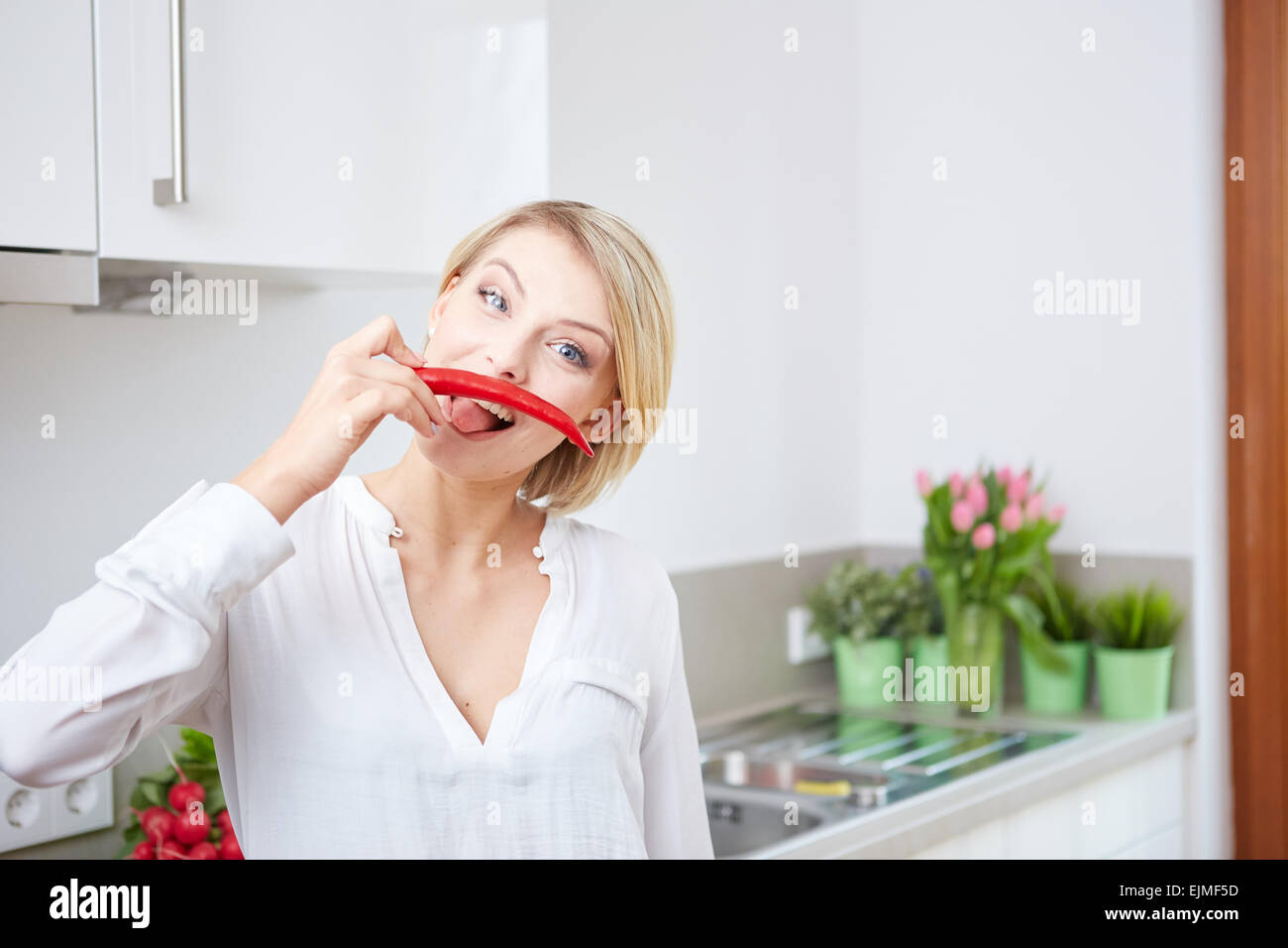 La donna che mostra le fette di peperone Foto Stock