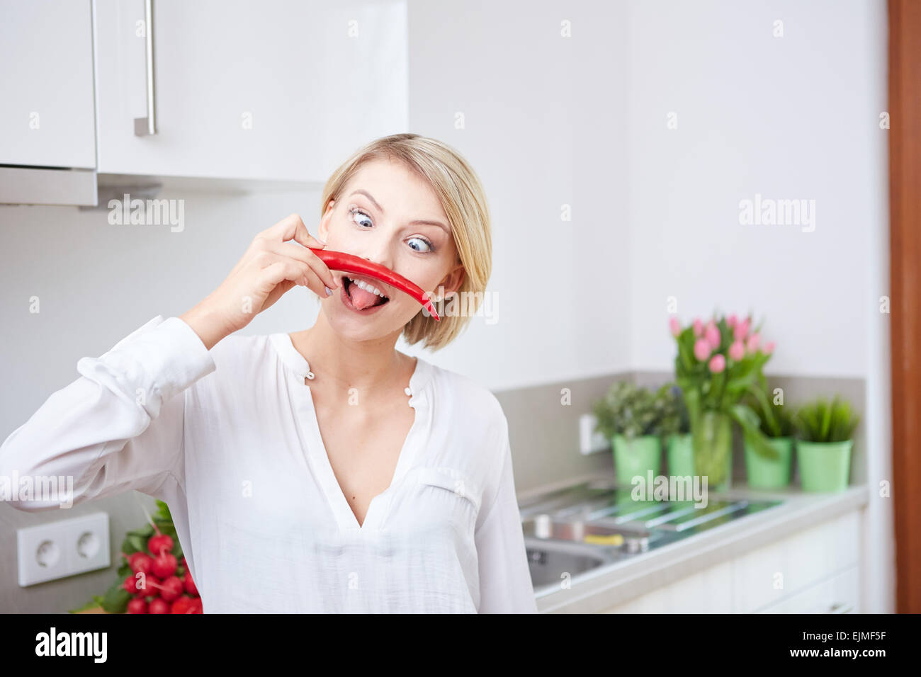 La donna che mostra le fette di peperone Foto Stock