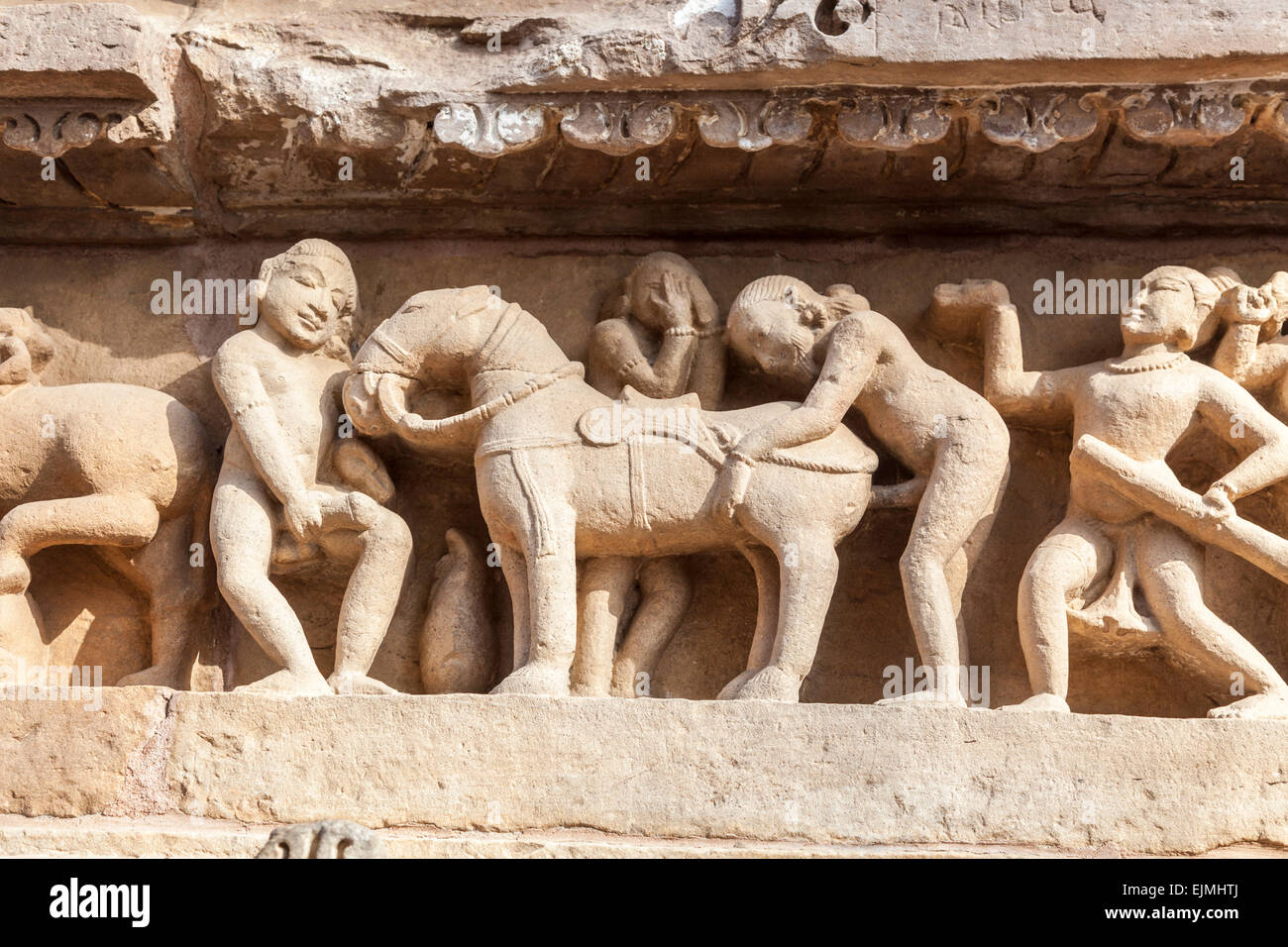 Il famoso sculture erotiche in un tempio indù nel gruppo Occidentale di  Chandela templi di Khajuraho, Madhya Pradesh, India Foto stock - Alamy