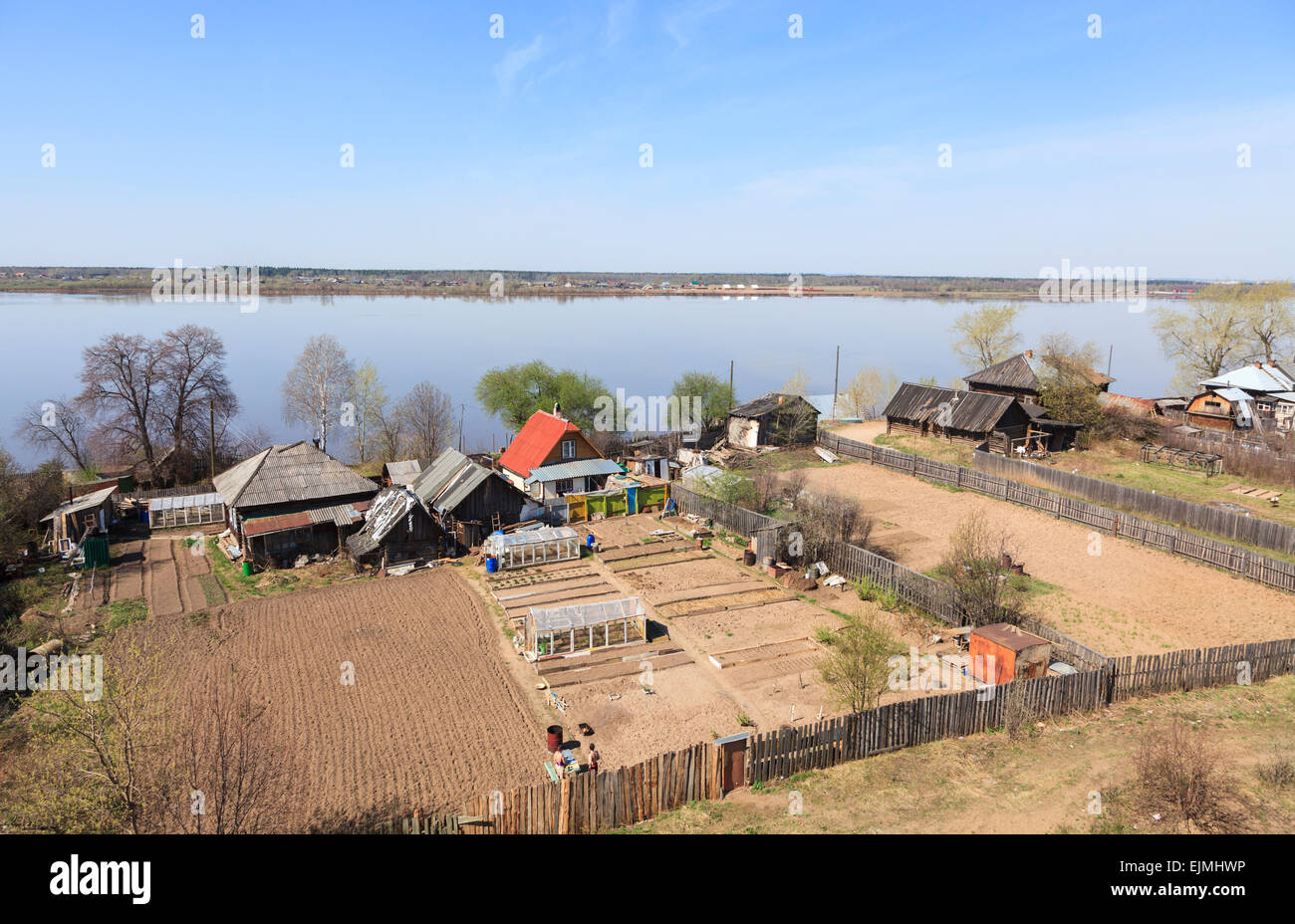 Russo stile di vita suburbana: abitazioni locali, i giardini e le piccole aziende dal Riverside, fiume Kama, Perm, Russia Foto Stock