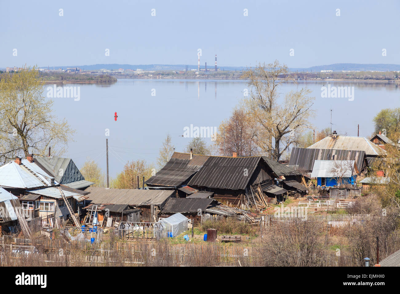 Locale russa Ural lifestyle: fatiscenti case sgangherato, baracche, capannoni, giardini e piccoli appezzamenti da Riverside, fiume Kama, Perm, Russia Foto Stock