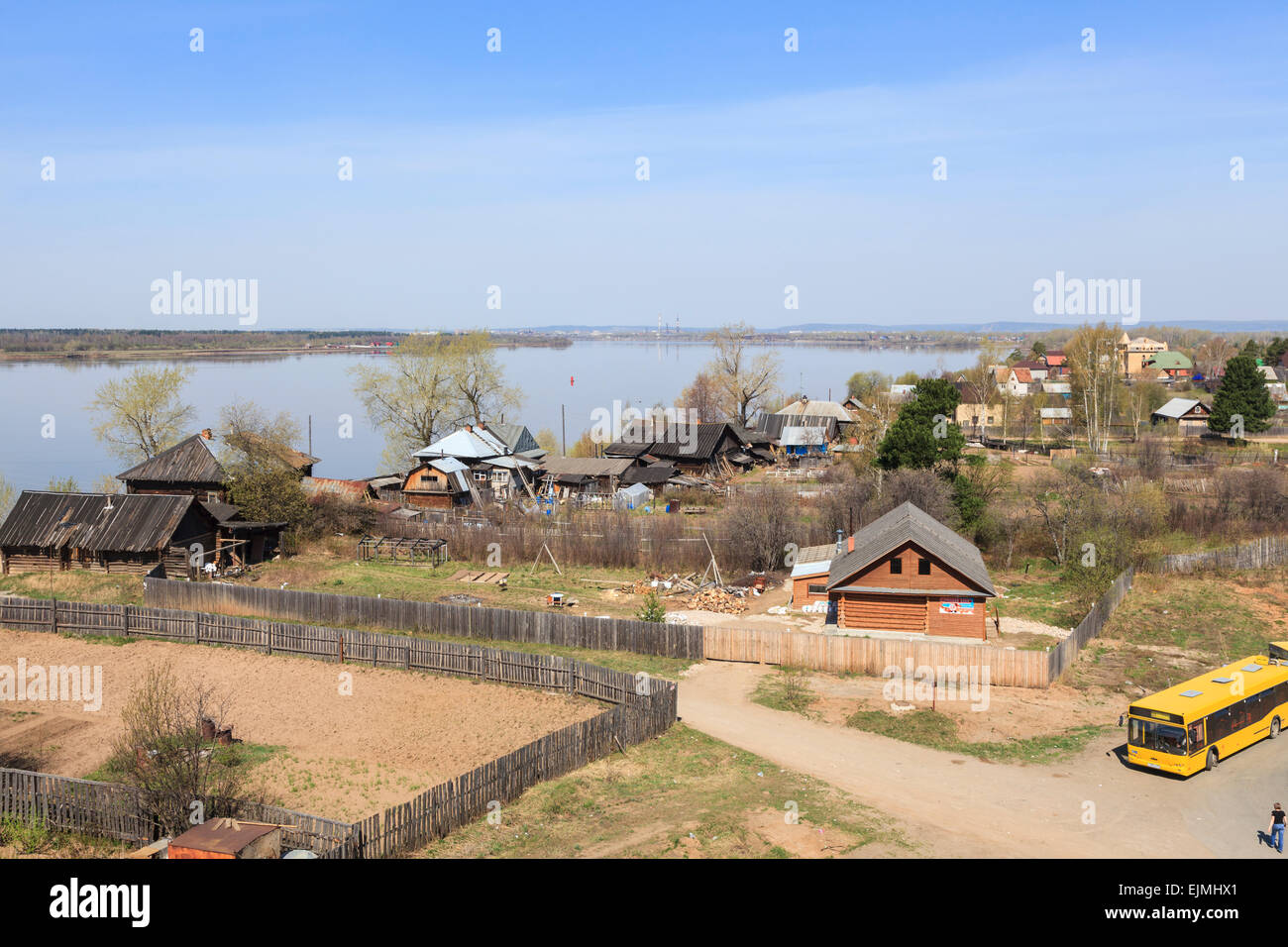 Russo stile di vita suburbana: abitazioni locali, i giardini e le piccole aziende dal Riverside, fiume Kama, Perm, Russia Foto Stock