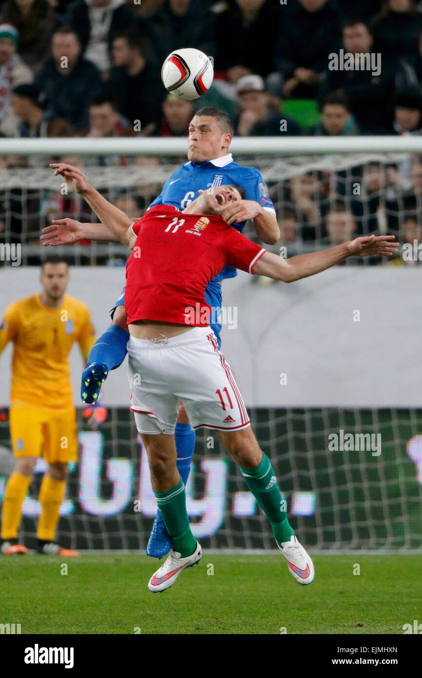 Budapest, Ungheria. 29 marzo, 2015. Aria da battaglia tra ungherese Szalai Adam (11) e il Greco Kyriakos Papadopoulos durante l'Ungheria vs. Grecia UEFA EURO 2016 qualifier partita di calcio in Groupama Arena. Credito: Laszlo Szirtesi/Alamy Live News Foto Stock