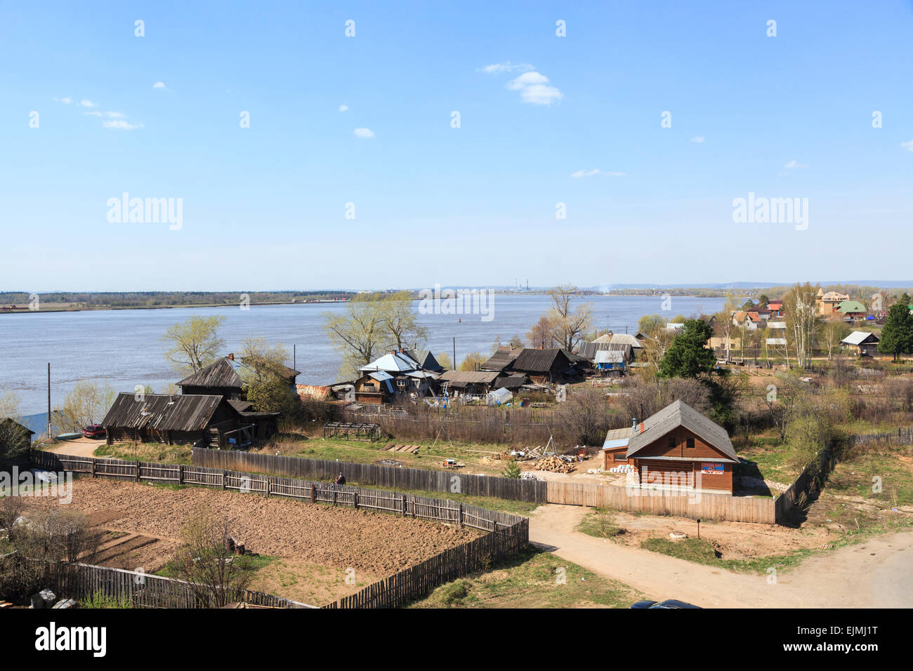 Russo stile di vita suburbana: abitazioni locali, i giardini e le piccole aziende dal Riverside, fiume Kama, Perm, Russia Foto Stock